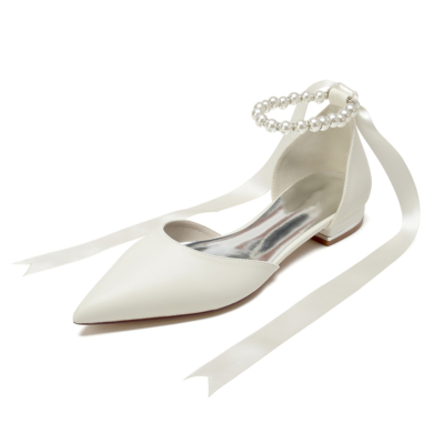 Chaussures plates à lacets en satin blanc ivoire à bout pointu avec bride à la cheville et perles