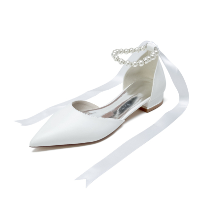 Chaussures plates à lacets en satin blanc à bout pointu avec bride à la cheville et perles