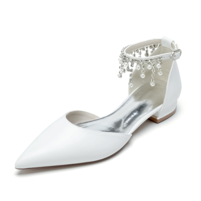 Chaussures plates en satin blanc à bout pointu et franges de perles