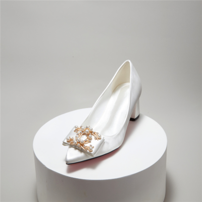 Chaussures De Mariage En Satin Blanc Avec Perles Et Cristaux à Talon Bas Et à Bout Fermé