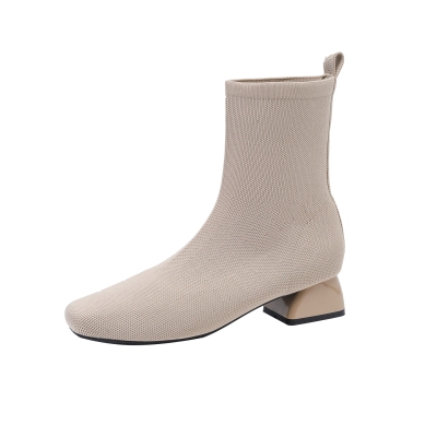 Bottines chaussettes confortables en maille élastique couleur chair, à talon bloc et bout carré.