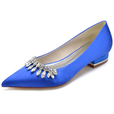 Chaussures plates en satin bleu royal ornées de bijoux à bout pointu
