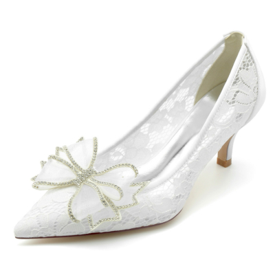 Escarpins en dentelle blanche avec des chaussures habillées à talons bas pour mariage