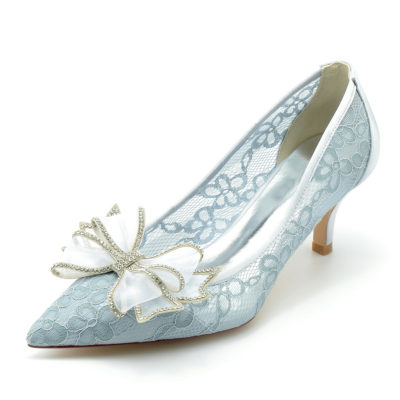 Escarpins en dentelle bleue avec des chaussures habillées à talons bas pour mariage