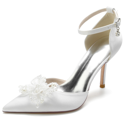 Chaussures de mariage blanches à bout pointu et talon aiguille avec fleurs et bride à la cheville