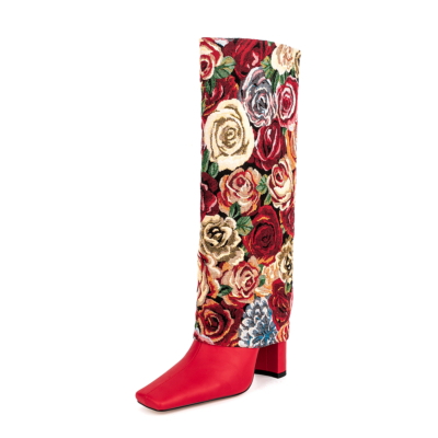 Broderie de fleurs roses rouges repliées sur des bottes hautes à talons épais et à bouts carrés
