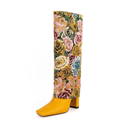 Broderie de fleurs roses jaunes repliées sur des bottes hautes à talons épais et à bouts carrés