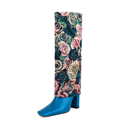 Broderie de fleurs roses bleues repliées sur des bottes hautes à talons épais et à bouts carrés