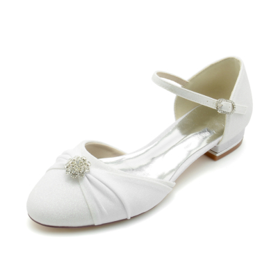 Chaussures de mariage blanches à bout rond avec strass et cravate à volants et bride à la cheville plate