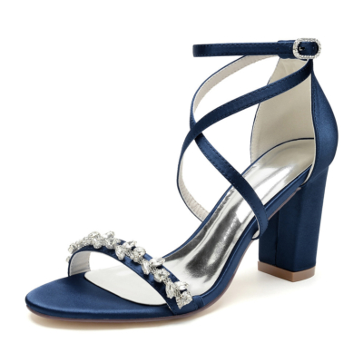 Sandales à talons épais en satin bleu foncé avec brides croisées et bijoux, chaussures de mariage