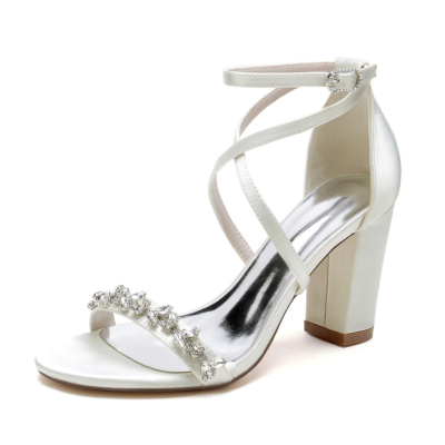 Sandales à talons épais en satin beige avec brides croisées et bijoux, chaussures de mariage
