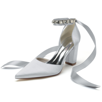 Chaussures de mariée en satin argenté à bout pointu avec strass et bride à la cheville