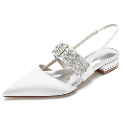 Chaussures plates à bride arrière en satin blanc à bout pointu ornées de bijoux