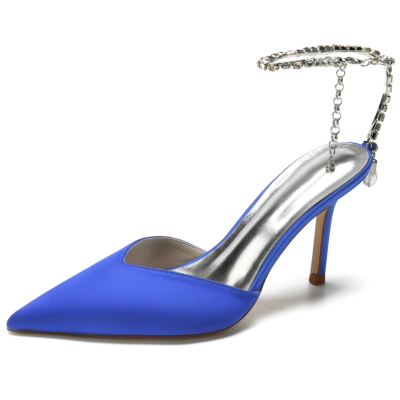 Sandales bleu royal en satin à bout pointu avec chaîne en strass et bride à la cheville