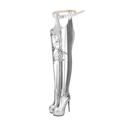Bottes longues ceinturées à talon aiguille et plateforme métallique argentées avec boucle sur les bottes au genou