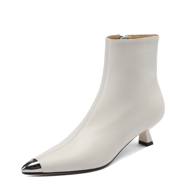 Bottines blanches à talons chaton et bottines à bout pointu et fermeture éclair latérale